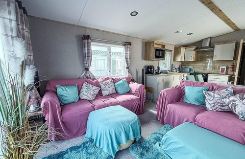 Pakefield House | Beautiful 6 berth caravan with partial sea views for hire in Suffolk ref 68022CR