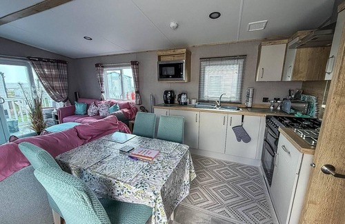 Pakefield House | Beautiful 6 berth caravan with partial sea views for hire in Suffolk ref 68022CR