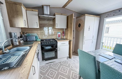 Pakefield House | Beautiful 6 berth caravan with partial sea views for hire in Suffolk ref 68022CR