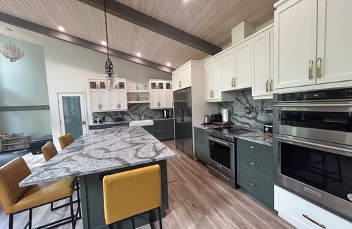 Brokenhead Apartment | Beautiful 7 Bedroom Home w/AC