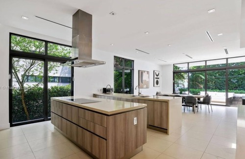 Bay Harbor Islands Apartment | Beautiful 7 Br. Single family (325418) by Houzlet