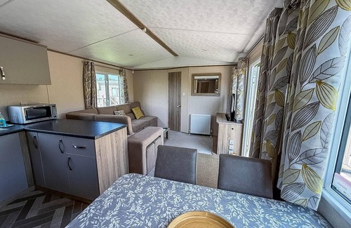 Heacham House | Beautiful 8 berth caravan at Heacham Beach in Norfolk ref 21056C