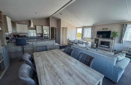 Kessingland House | Beautiful 8 berth lodge for hire at Kessingland Beach in Suffolk ref 90012TD
