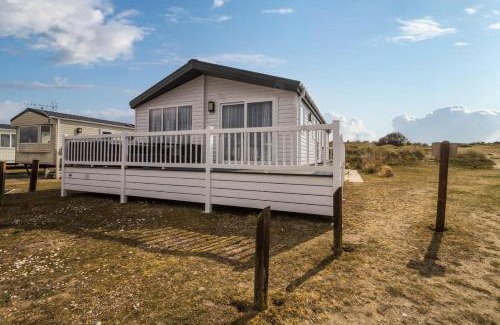 Kessingland Cabin | Beautiful 8 Berth Lodge For Hire At Kessingland Beach In Suffolk Ref 90012Td