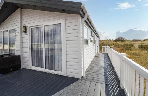 Kessingland Cabin | Beautiful 8 Berth Lodge For Hire At Kessingland Beach In Suffolk Ref 90012Td