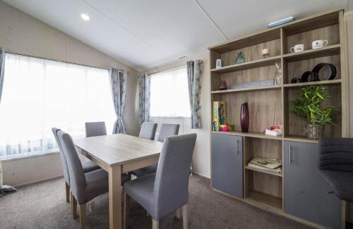 Kessingland Cabin | Beautiful 8 Berth Lodge For Hire At Kessingland Beach In Suffolk Ref 90012Td