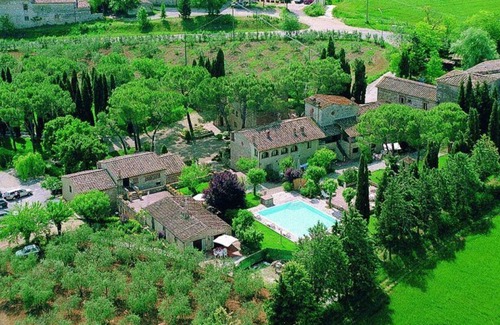 Colle di Val d'Elsa House | Beautiful apartment in villa for 4 guests with pool, TV, patio, pets allowed and parking