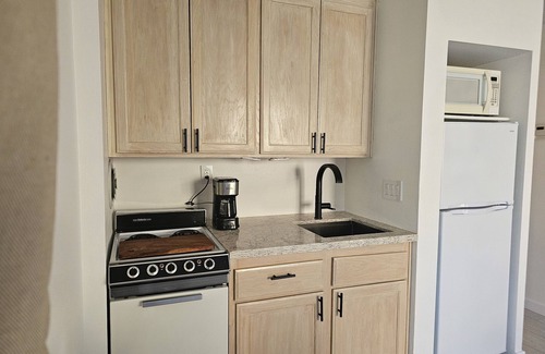 Indian Wells Condo | BEAUTIFUL, AFFORDABLE INDIAN WELLS CONDO, HEATED POOLS AND SECURITY GATE STAFFED