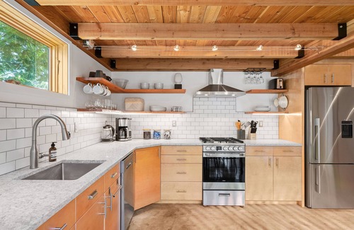 Concordia House | Beautiful Alberta Guesthouse | Full Amenities + AC
