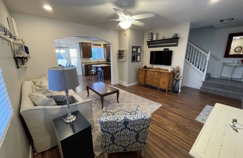 Sandy House | Beautiful and Clean Sandy Home close to Trax Station