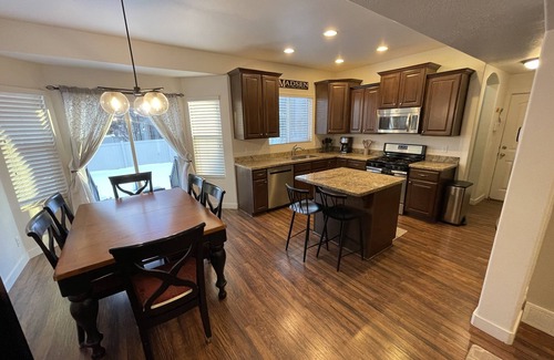 Sandy House | Beautiful and Clean Sandy Home close to Trax Station