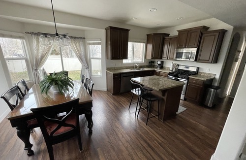 Sandy House | Beautiful and Clean Sandy Home close to Trax Station