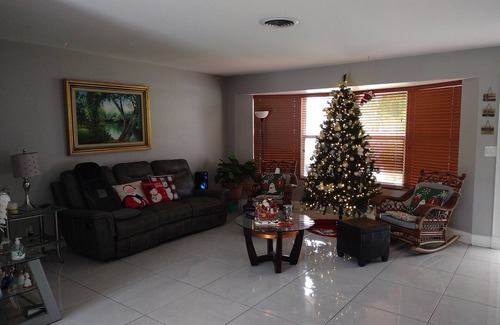 Margate House | Beautiful and comfortable bedroom with private bathroom