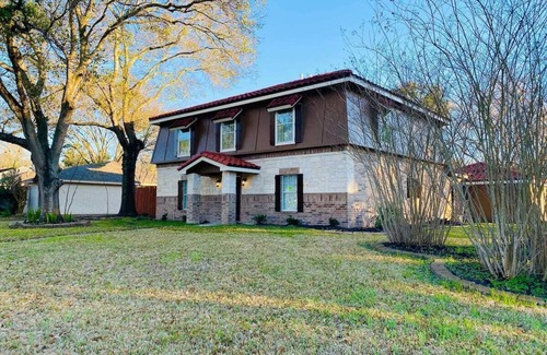 Westbury House | Beautiful and Convenient Ranch Style Home!