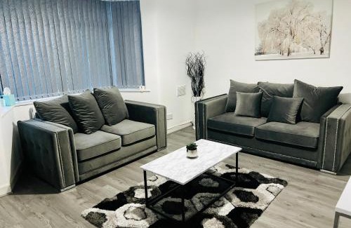 Belle Vue Apartment | Beautiful and Homely 3 Bed House With FREE Parking So Close To Man City and City Centre