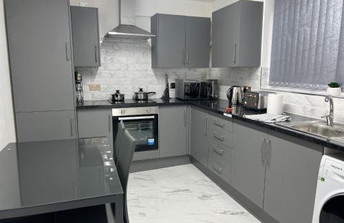 Belle Vue Apartment | Beautiful and Homely 3 Bed House With FREE Parking So Close To Man City and City Centre