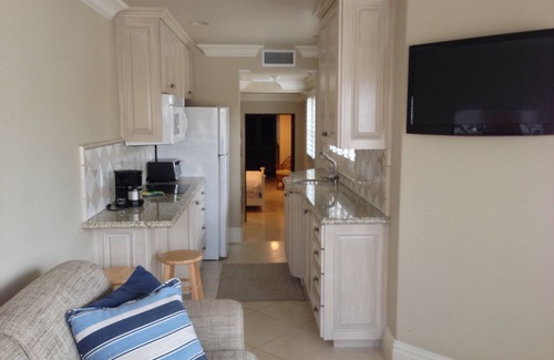 The Strand Apartment | Beautiful and newer across the street from the beach