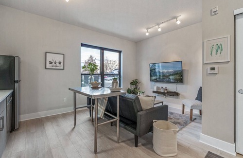 Marcy-Holmes Apartment | Beautiful and Pet Friendly in Quiet Neighborhood!