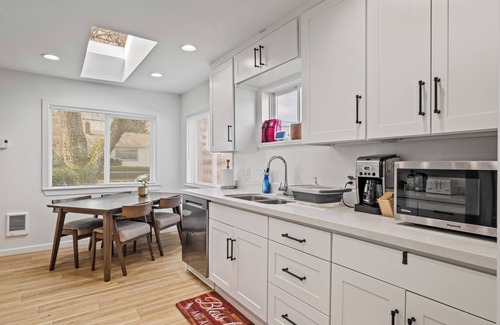 South Tacoma House | Beautiful and Pet-friendly One-Story Heaven for Families