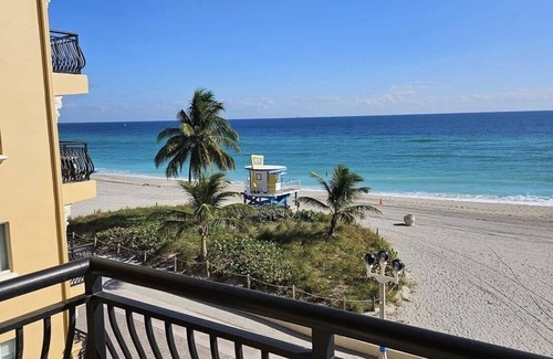 Hollywood Condo | Beautiful and Private Oceanfront Condo