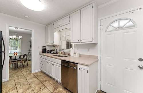 Riverdale House | Beautiful and Spacious 4BR/3BA Home Near Atlanta Airport – Sleeps 8
