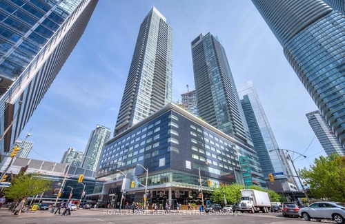 Downtown Toronto Apartment | Beautiful and Stylish 2 BR Condo in DT Toronto