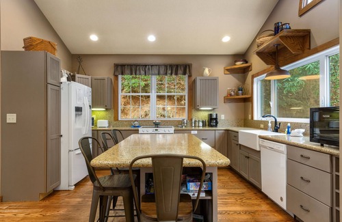 Fairview House | Beautiful and well-appointed home with a setting that cannot be beat!