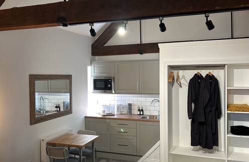 Northampton Apartment | Beautiful Annex in Old Barn with King Size Bed, Ensuite, Kitchen and Dining Area