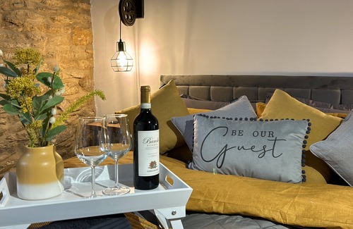Northampton Apartment | Beautiful Annex in Old Barn with King Size Bed, Ensuite, Kitchen and Dining Area