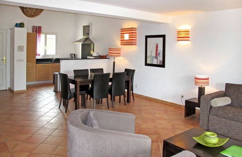 La Rouviere Apartment | Beautiful apartment for 6 guests with WIFI, pool, A/C, TV, patio, pets allowed and parking