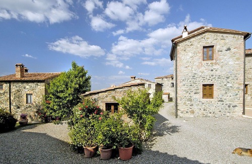 Castelnuovo di Val di Cecina Villa | Beautiful apartment in villa for 4 people with pool, WIFI, TV, patio, pets allowed and parking
