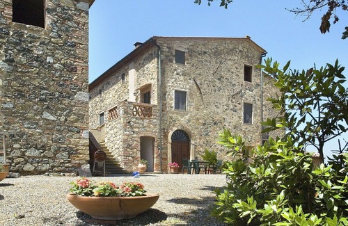 Castelnuovo di Val di Cecina Villa | Beautiful apartment in villa for 4 people with pool, WIFI, TV, patio, pets allowed and parking