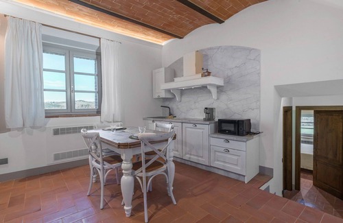 Monteriggioni Apartment | Beautiful apartment for 2 guests with WIFI, A/C, pool, TV, pets allowed and parking, close to Si.