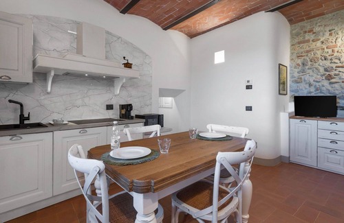 Monteriggioni Apartment | Beautiful apartment for 2 guests with WIFI, A/C, pool, TV, pets allowed and parking, close to Si.