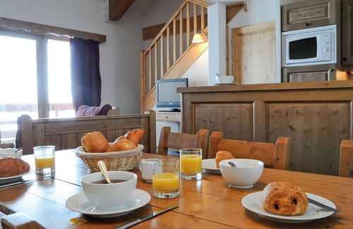 La Toussuire Apartment | Beautiful apartment for 6 guests with pool, WIFI, TV, balcony, pets allowed and parking