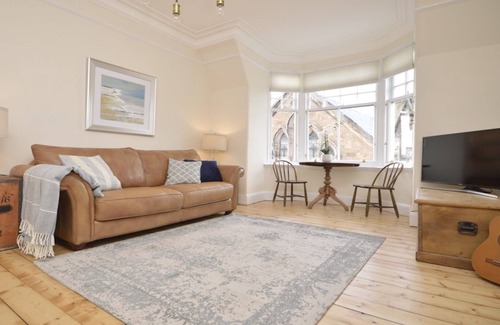 North Berwick Apartment | Beautiful apartment - 2min. walk to the Beach & Golf Courses. Pretty Patio & BBQ