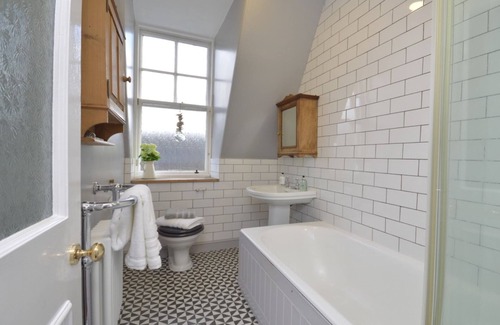 North Berwick Apartment | Beautiful apartment - 2min. walk to the Beach & Golf Courses. Pretty Patio & BBQ