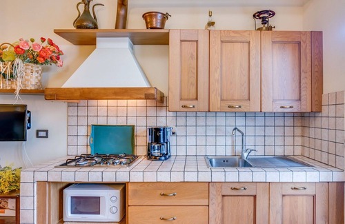 Giugnano Apartment | Beautiful apartment for 3 people with WIFI, pool, TV, pets allowed and parking