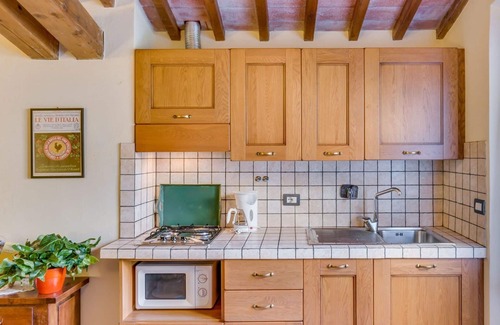 Giugnano Apartment | Beautiful apartment for 3 people with WIFI, pool, TV, pets allowed and parking