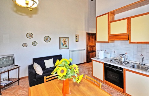 San Gimignano Apartment | Beautiful apartment for 2 people with pool, WIFI, A/C, TV, patio, panoramic view and parking