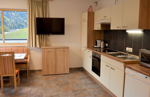 Sankt Anton am Arlberg Villa | Beautiful apartment in villa with WIFI, TV, balcony, pets allowed, panoramic view and parking