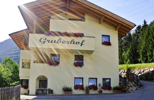 Sankt Anton am Arlberg Villa | Beautiful apartment in villa with WIFI, TV, balcony, pets allowed, panoramic view and parking