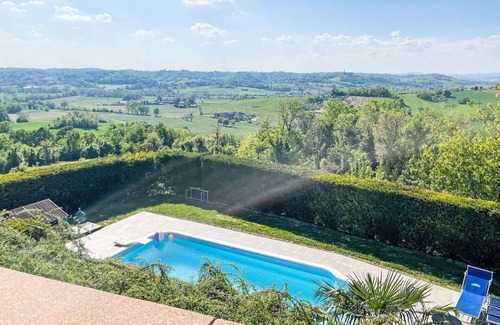 Portacomaro Apartment | Beautiful apartment with WIFI, A/C, pool, TV, terrace, pets allowed, panoramic view and parking