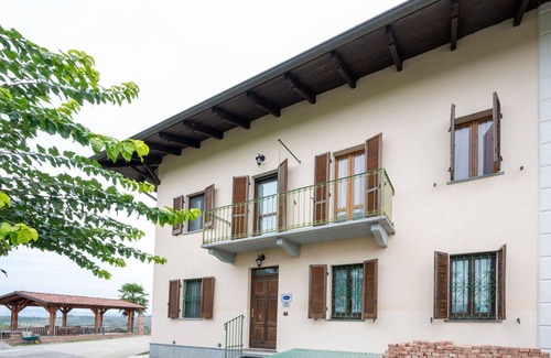 Portacomaro Apartment | Beautiful apartment with WIFI, A/C, pool, TV, terrace, pets allowed, panoramic view and parking