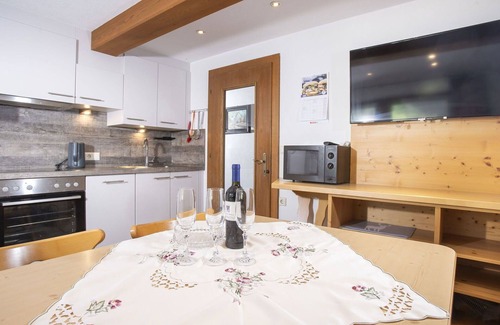Aschau Im Zillertal Apartment | Beautiful apartment for 6 guests with WIFI, TV, balcony, pets allowed and parking