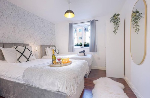 Northampton Apartment | Beautiful Apartment - Close to City Centre - Free Parking, Fast Wifi, SmartTV with Sky TV and Netflix by Yoko Property