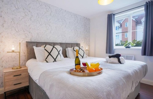 Northampton Apartment | Beautiful Apartment - Close to City Centre - Free Parking, Fast Wifi, SmartTV with Sky TV and Netflix by Yoko Property