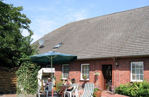 Wittmund Villa | Beautiful apartment in villa for 3 guests with WIFI, TV, terrace, pets allowed and parking