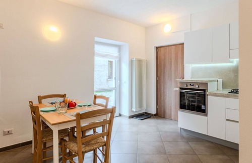 Carlazzo Apartment | Beautiful apartment for 4 people with WIFI, TV, terrace, pets allowed and panoramic view