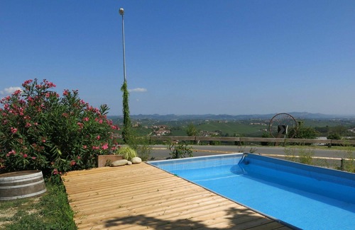 La Morra Apartment | Beautiful apartment for 4 people with WIFI, pool, TV, patio, pets allowed and parking